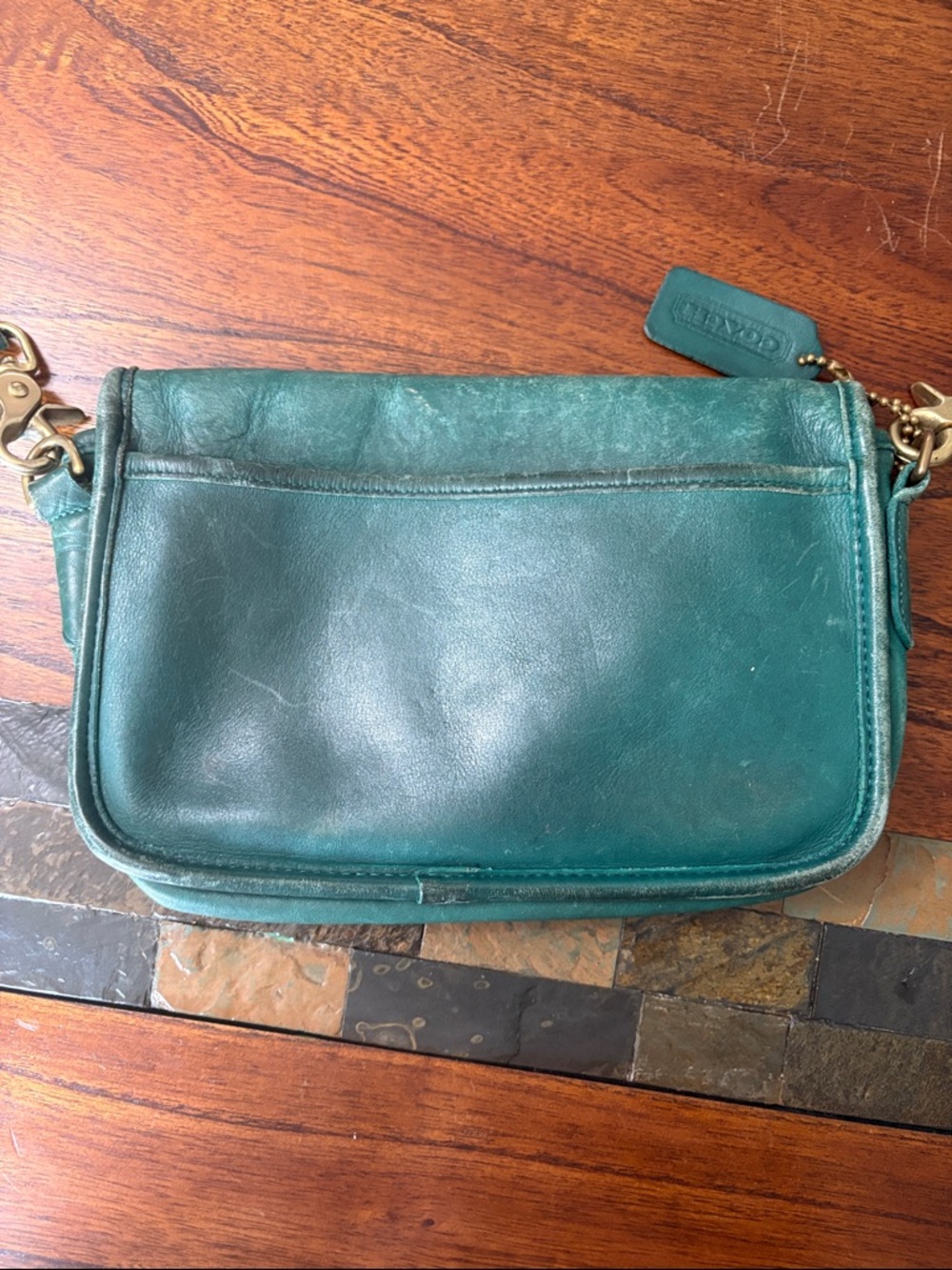 Preloved Coach Emerald Green Leather Crossbody with Gold Turn-Lock - Picture 2 of 13